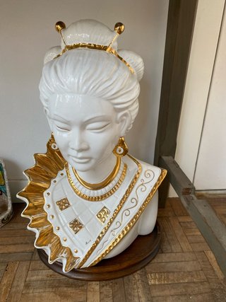 Escultura Busto Mujer Blanca y Dorada