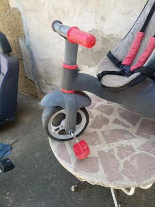 Triciclo con manillar de control