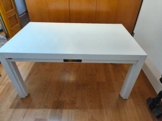 Mesa de salón blanca de madera