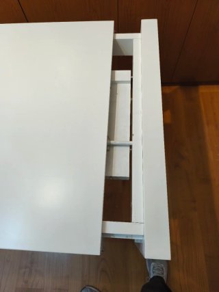 Mesa de salón blanca de madera