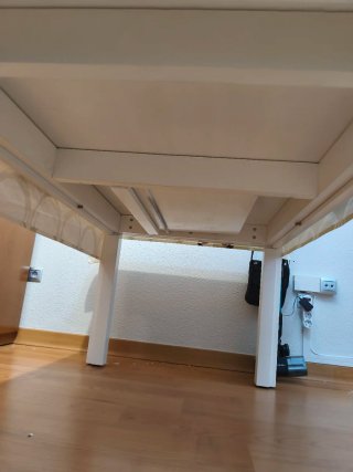 Mesa de salón blanca de madera