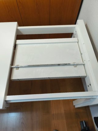 Mesa de salón blanca de madera