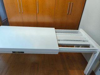 Mesa de salón blanca de madera