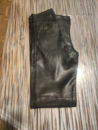 Pantalón de cuero grueso con forro.Talla30