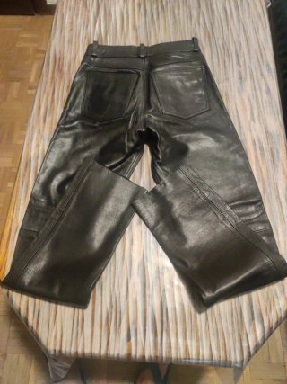 Pantalón de cuero grueso con forro.Talla30