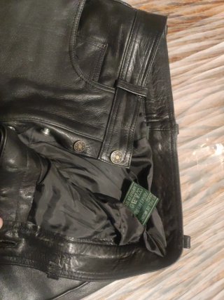 Pantalón de cuero grueso con forro.Talla30