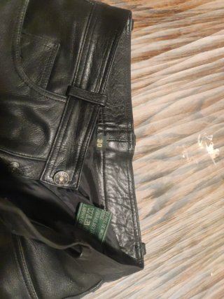 Pantalón de cuero grueso con forro.Talla30