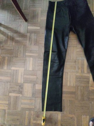 Pantalón de cuero grueso con forro.Talla30