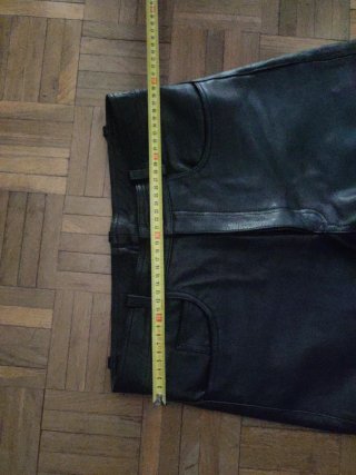 Pantalón de cuero grueso con forro.Talla30