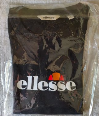 Camiseta corta MUJER. "Ellesse". Negra. Talla S