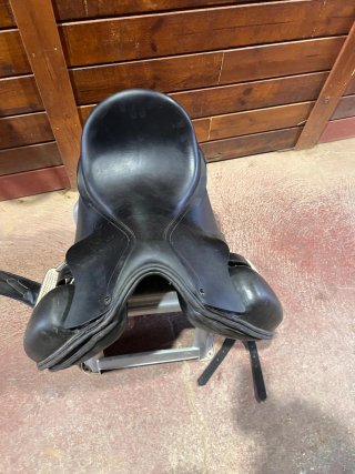 Montura de caballo inglesa negra