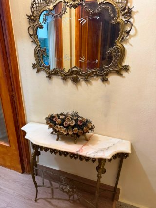 Espejo antiguo de bronce y recibidor mármol