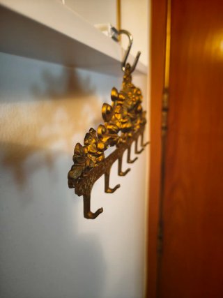 Llavero de pared antiguo dorado