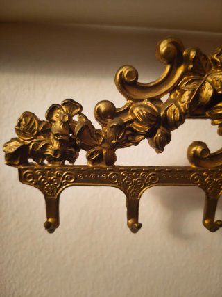 Llavero de pared antiguo dorado