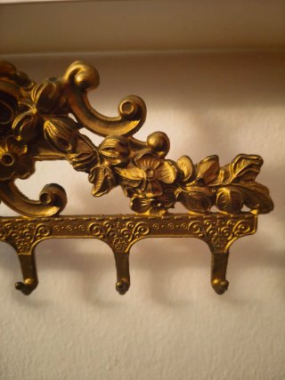 Llavero de pared antiguo dorado