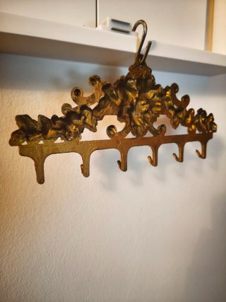 Llavero de pared antiguo dorado