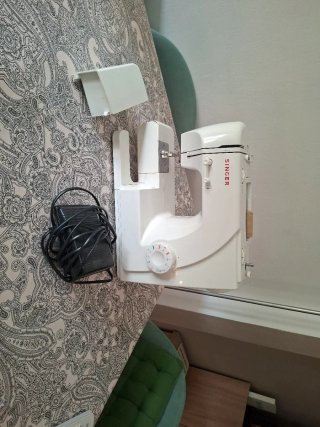 Máquina de coser Singer blanca