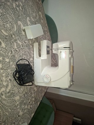 Máquina de coser Singer blanca