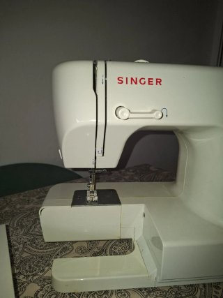 Máquina de coser Singer blanca