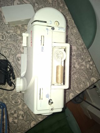 Máquina de coser Singer blanca