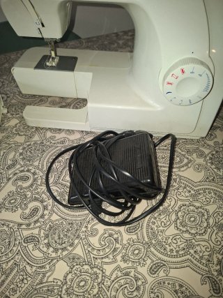 Máquina de coser Singer blanca