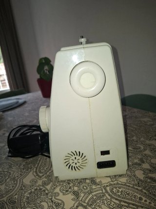Máquina de coser Singer blanca