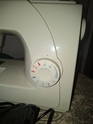 Máquina de coser Singer blanca