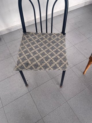 Silla de cocina de hierro con asiento estampado