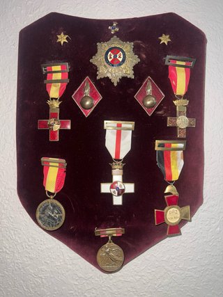 Condecoraciones y medallas militares antiguas