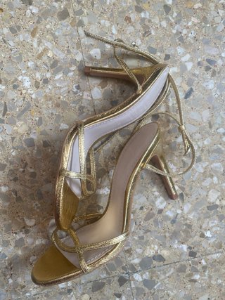 Sandalias de tacón Zara doradas