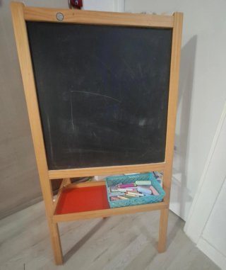 Pizarra infantil de madera con accesorios