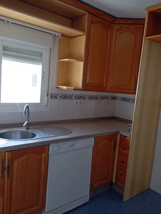 Cocina con muebles y electrodomésticos
