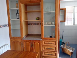 Cocina con muebles y electrodomésticos