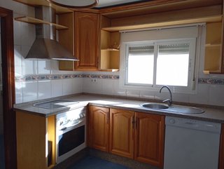 Cocina con muebles y electrodomésticos