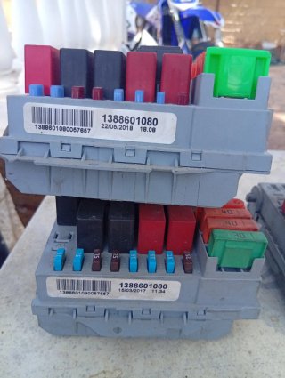 Caja fusibles y relés coche