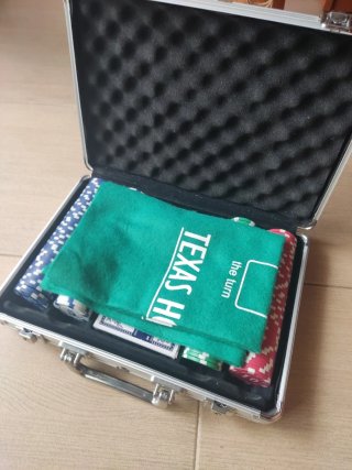 Maletín de póker con cartas y fichas