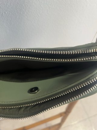 Bolso bandolera verde con correas