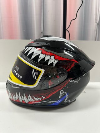 Casco integral con diseño Venom