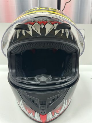 Casco integral con diseño Venom