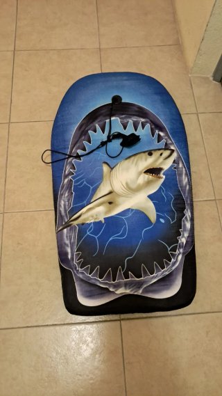 Tabla de surf para niños con diseño de tiburón
