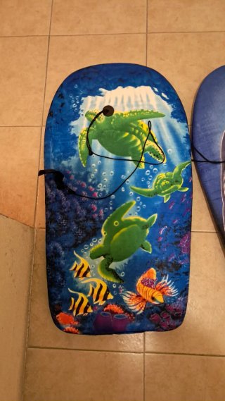 Tabla de surf para niños con diseño de tiburón