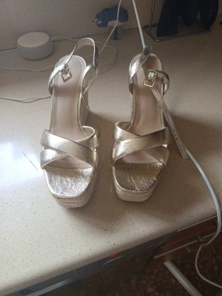 Sandalias doradas Stradivarius