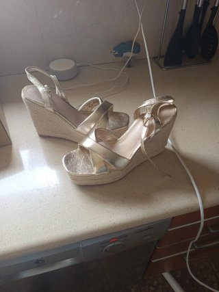 Sandalias doradas Stradivarius