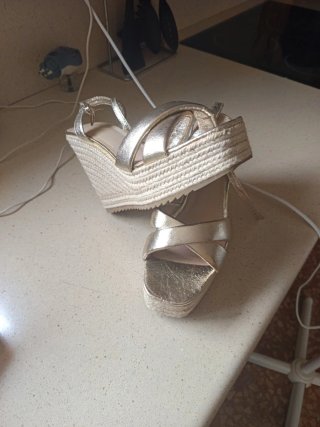Sandalias doradas Stradivarius