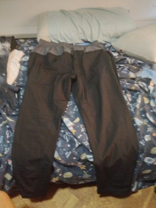 Pantalones deportivos grises y negros