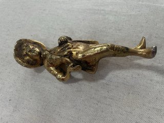 “Figura antigua niño con sombrero, bronce”