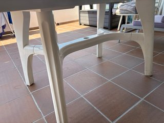 Mesa de resina blanca para exterior