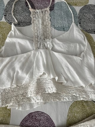 Conjunto blanco crop top y shorts encaje