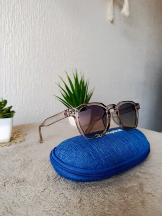 Gafas de sol grises nuevas con estuche
