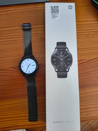 Dos relojes inteligentes y una seimi IA